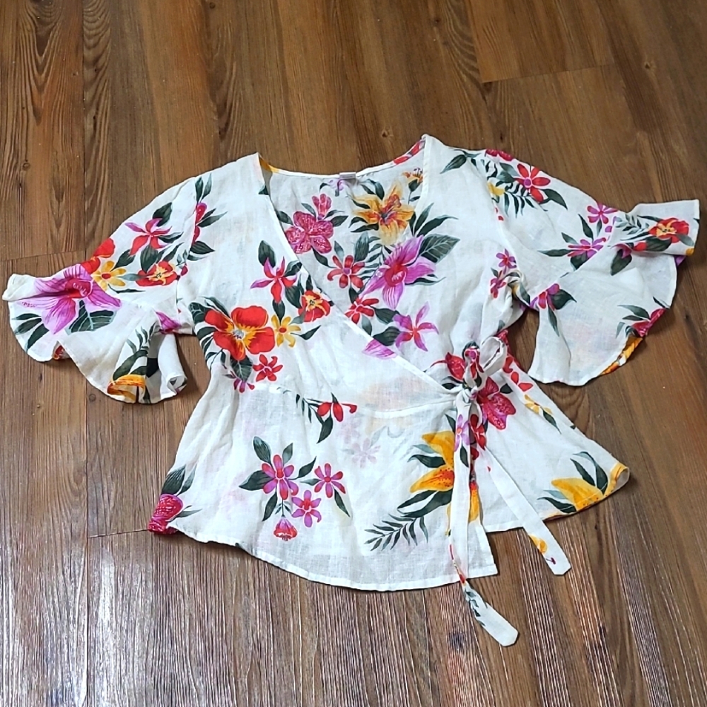 Old Navy White and Pink Flutter Sleeve Wrap Blouse used‎ good condition